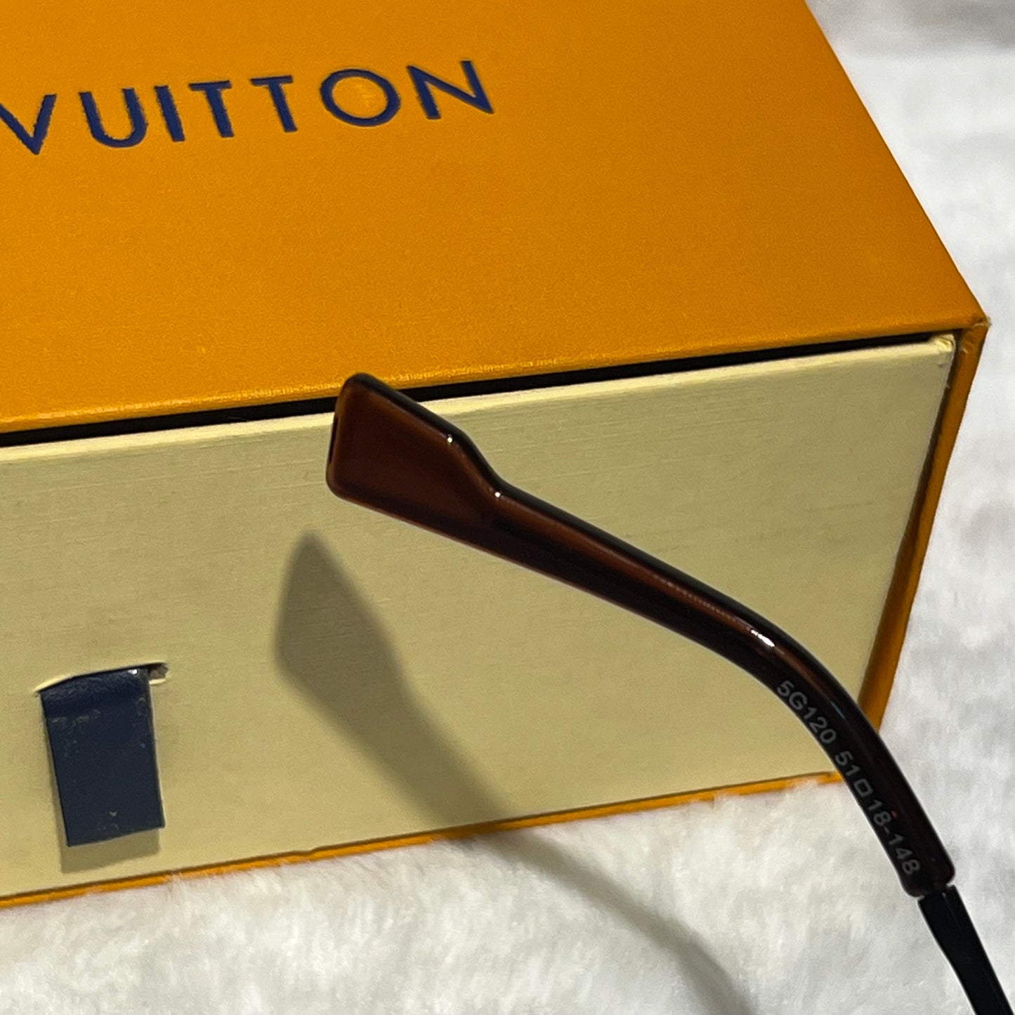 Lunettes Louis Vuitton avec ça boîte et sac shoppings