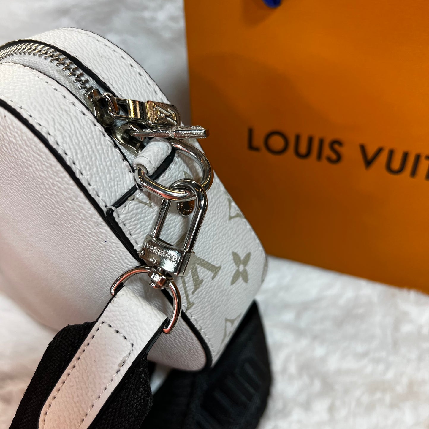 SACOUCHE LOUIS VUITTON SUPER GOOD