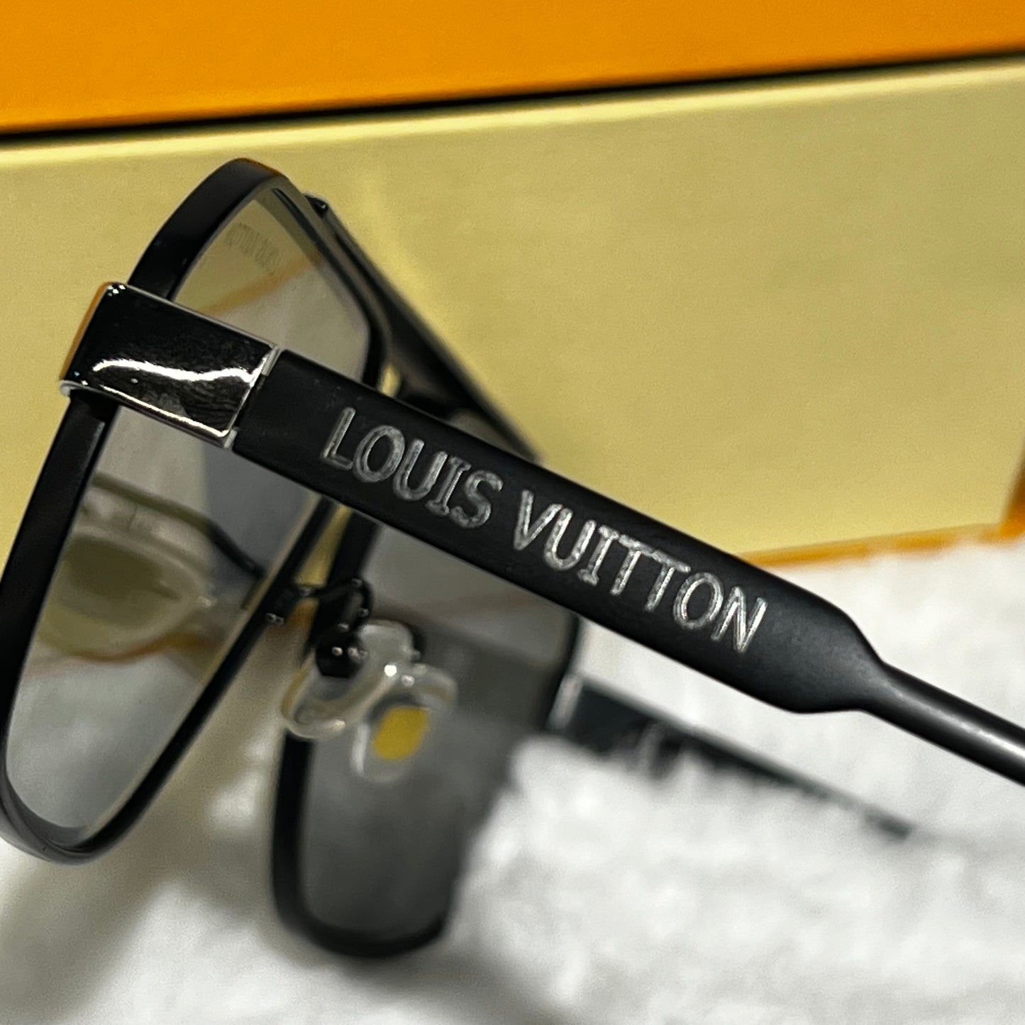 Lunettes Louis Vuitton avec ça boîte et sac shoppings